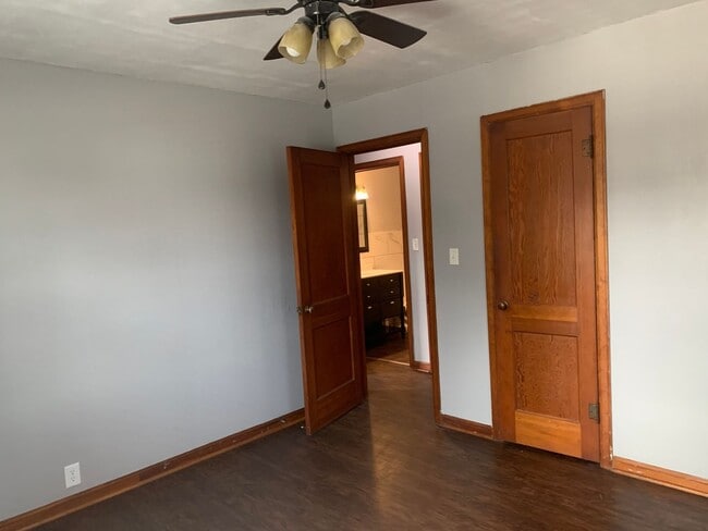 Building Photo - Charming 2-Bed with Bonus Space & Private ...