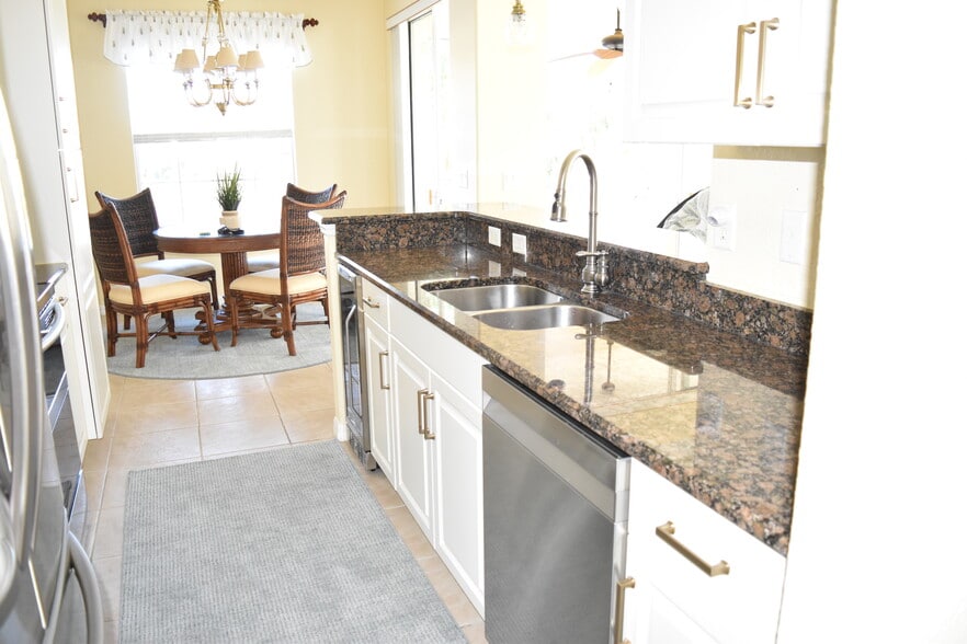 kitchen: stainless steel appliances - 800 San Lino Cir