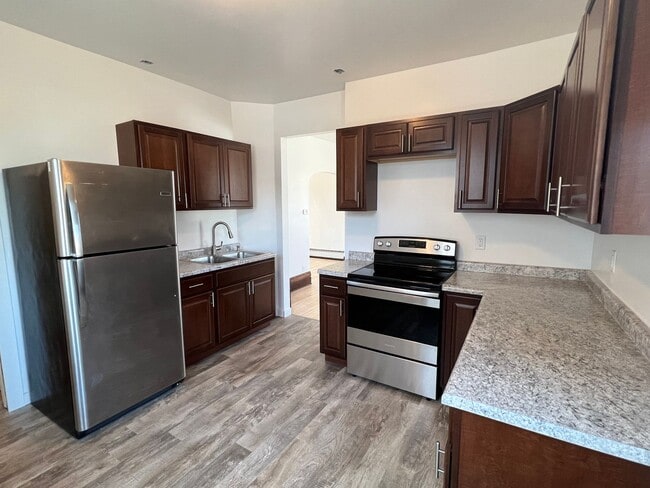 Building Photo - AVAILABLE JUNE - 4 Bed 1.5 Bath Home in Superior