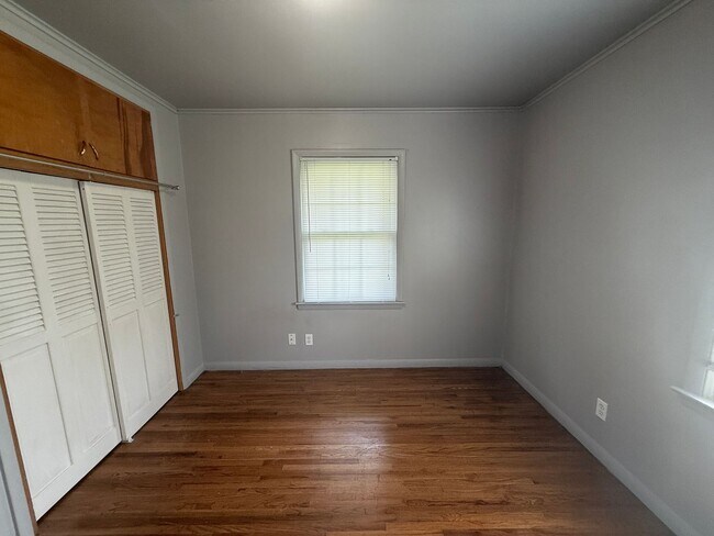 Building Photo - Stunning 3 bedroom, 1.5 Bath in Tulsa
