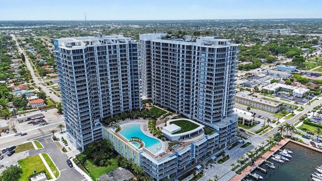 Building Photo - 220 Lake Shore Dr