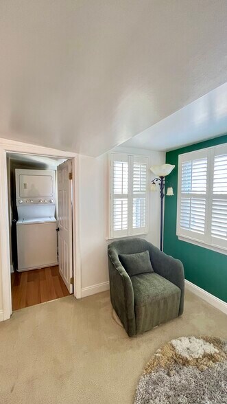 Loft den & W/D - 512 Cathedral St