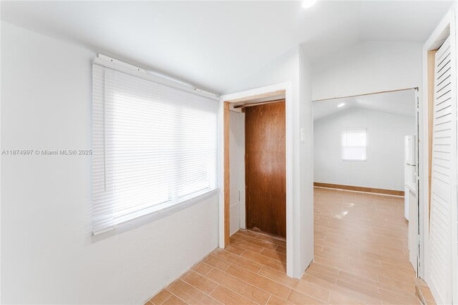 Building Photo - 1560 NE 42nd St
