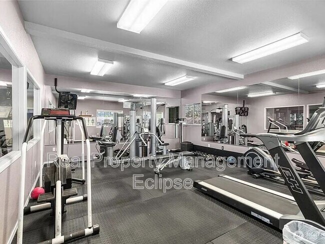 Building Photo - 15433 Country Club Dr