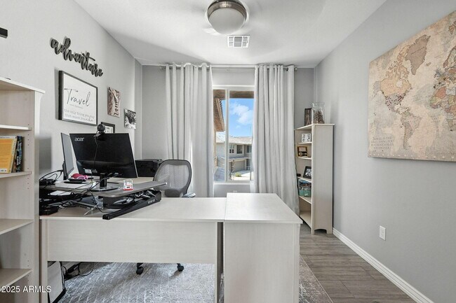 Building Photo - 2425 W Bronco Butte Trl