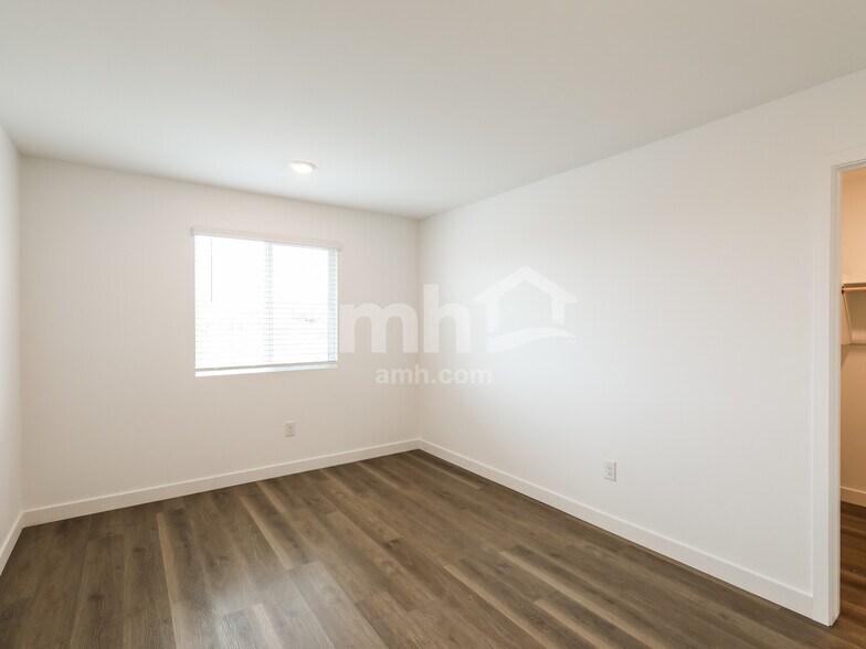 Building Photo - 6119 W Calle Lingo