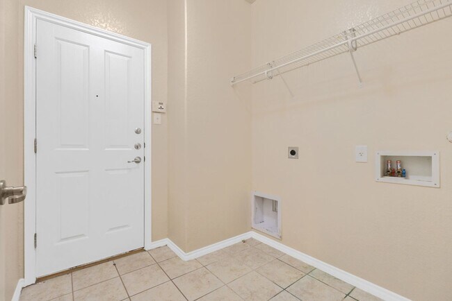 Building Photo - Charming Home Awaits: Spacious & Modern Li...