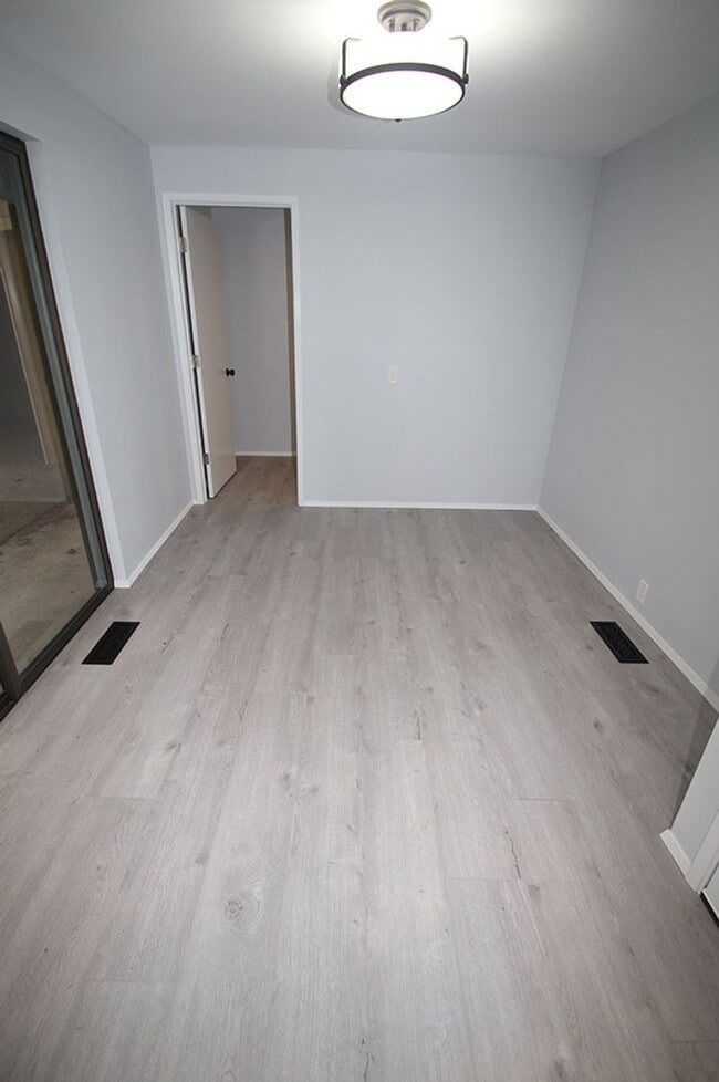 Building Photo - FULLY RENOVATED 3 BED, 2 BATH BELLEVUE HOM...