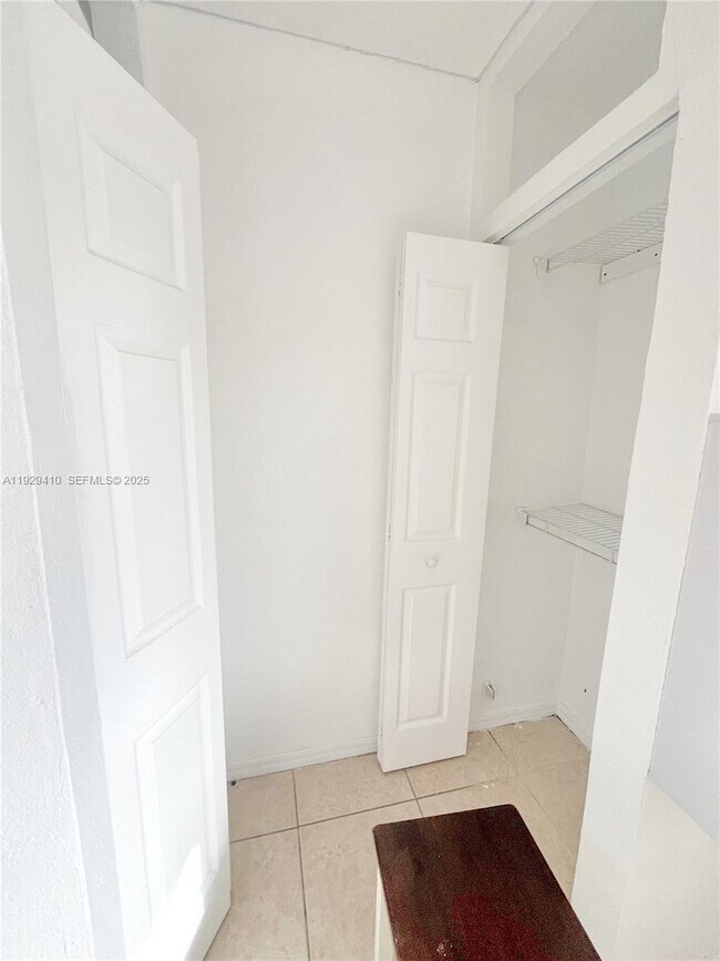 Building Photo - 220 E 4th St