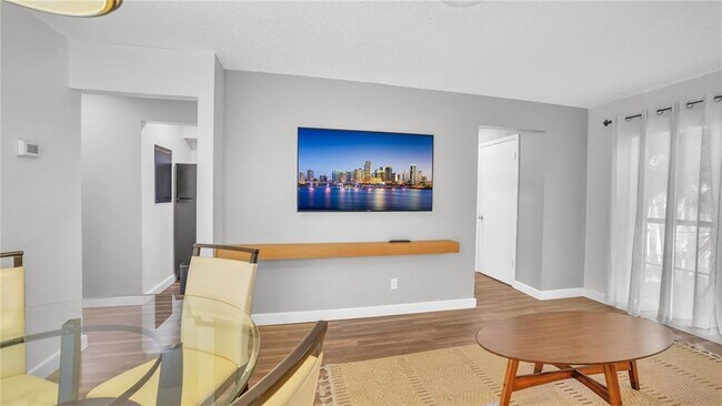 Building Photo - 501 E Bay Dr
