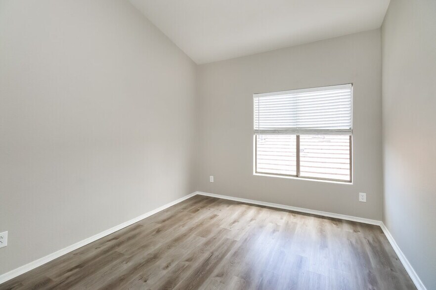 Building Photo - 1356 E Black Diamond Dr