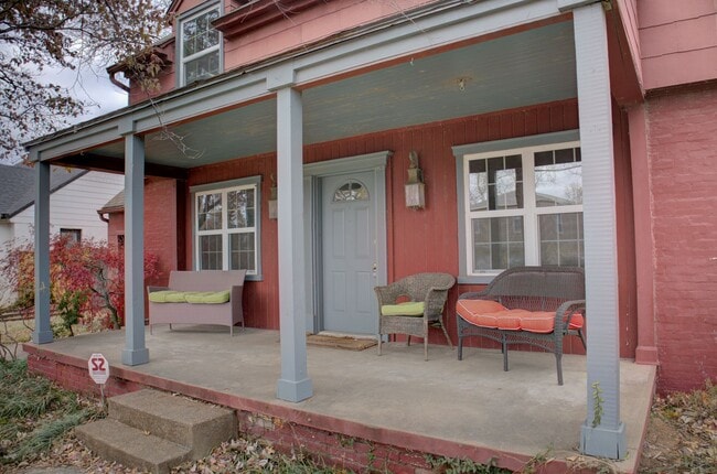 Building Photo - 3-bedroom, 2.5-bath home with mostly hardwood floors