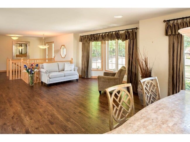 Building Photo - 1215 Oakview Rd