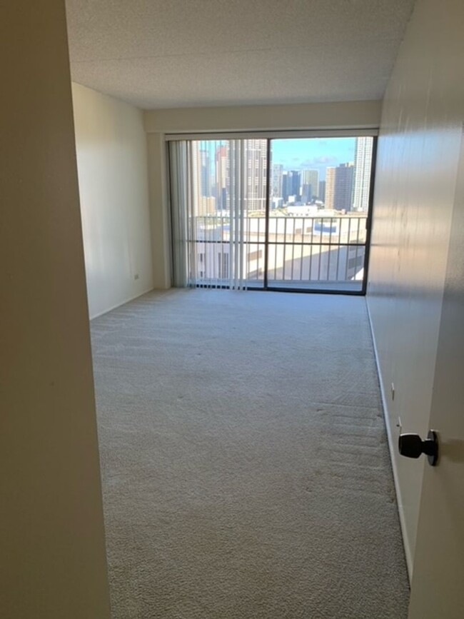Building Photo - Harbor Square Condo - 1 bedroom, 1 bath un...