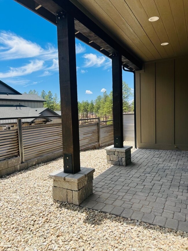 Building Photo - Gorgeous Flagstaff Property