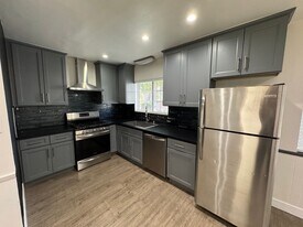 Building Photo - 136th 4359 Apartments