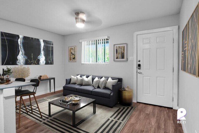 Building Photo - 902 Romeria Dr