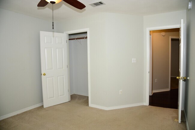 Building Photo - 1402 Ernest Hemingway Dr