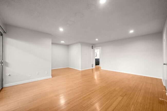 Building Photo - 607 Flores St