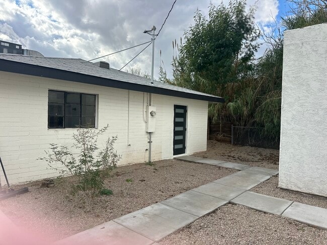 Building Photo - 1324 E Hall St