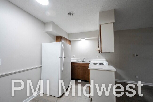 Building Photo - 323 E 8th St