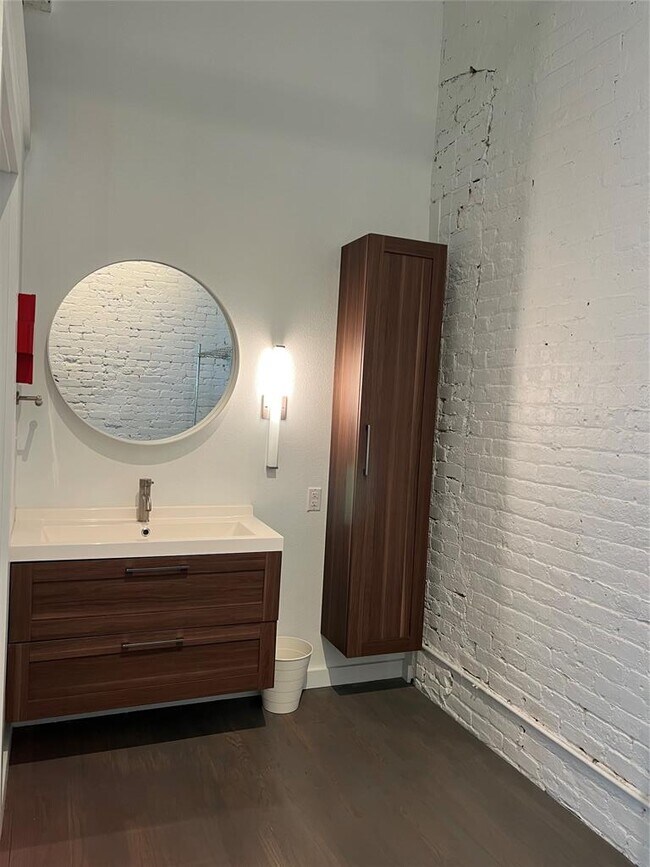 Building Photo - 102 E 2nd St