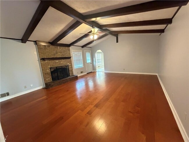 Building Photo - 3336 Camelot Dr NE