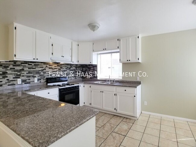 Building Photo - Beautiful 3 Bedroom 2 Bath Top Floor Condo...