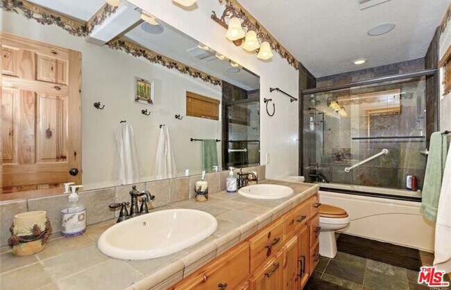 Building Photo - 1165 Green Mountain Dr