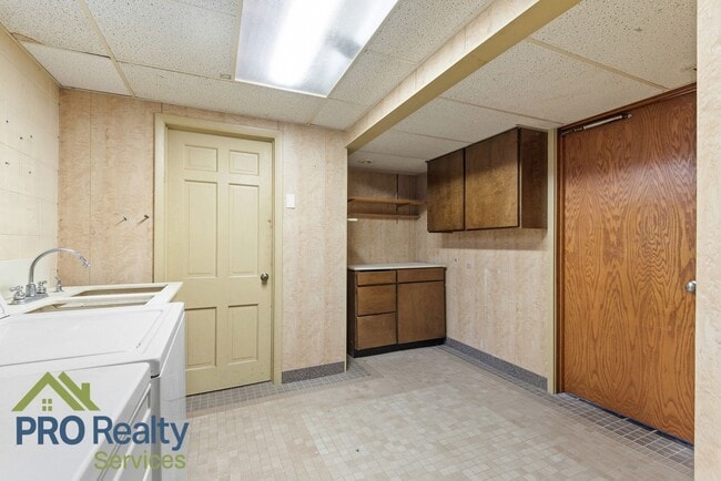 Building Photo - 3 Bedroom Plus Den Home