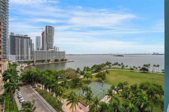 Building Photo - 1900 N Bayshore Dr
