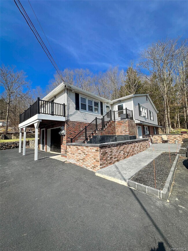 Building Photo - 1850 Lakes Rd