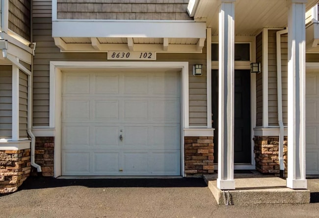 Building Photo - Gorgeous Murrayhill Town Home in a communi...