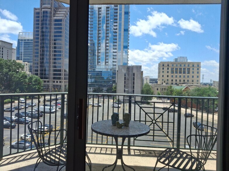 Building Photo - 300 W 5th St