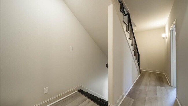 Building Photo - 2745 Troutt Dr
