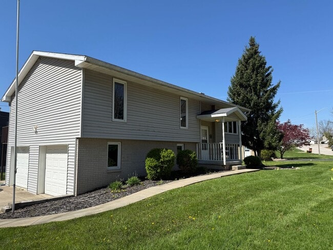 Building Photo - 3 BR / 3 BA Single-family home near Ellettsville