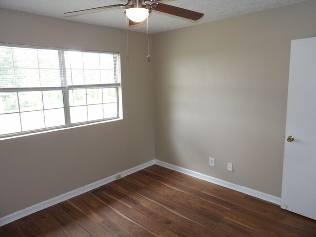 Building Photo - 468 Schenkel Ln