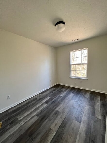 Building Photo - 829 Sylvan Dr