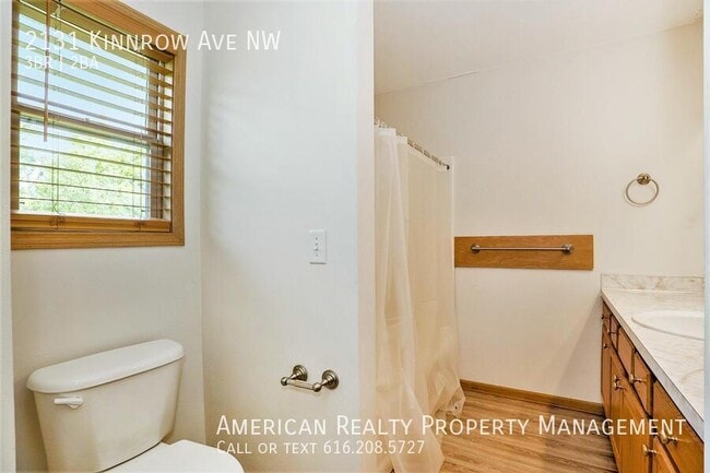 Building Photo - 2131 Kinnrow Ave NW