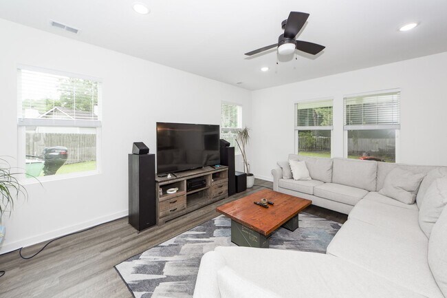 Building Photo - 4 Bedroom 3 Bath Home in Windsor Hill - North Charleston