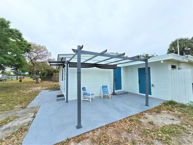 Building Photo - 261 6th Ct SW