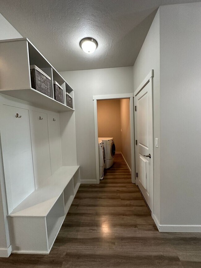 Building Photo - 3 bedroom, 2.5 bath with bonus room in Wes...