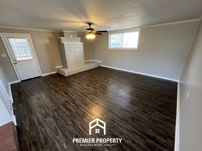 Building Photo - Beautiful 3BR/2BA Memphis Home with Hardwood Floors, Formal Dining & Fenced Yard