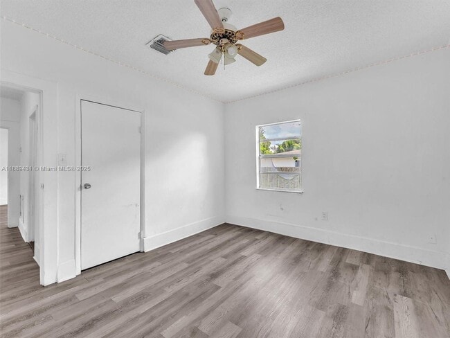 Building Photo - 1932 Dewey St