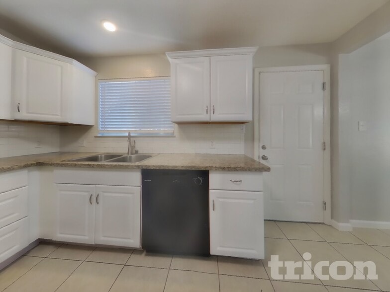 Building Photo - 5041 Whittier Dr