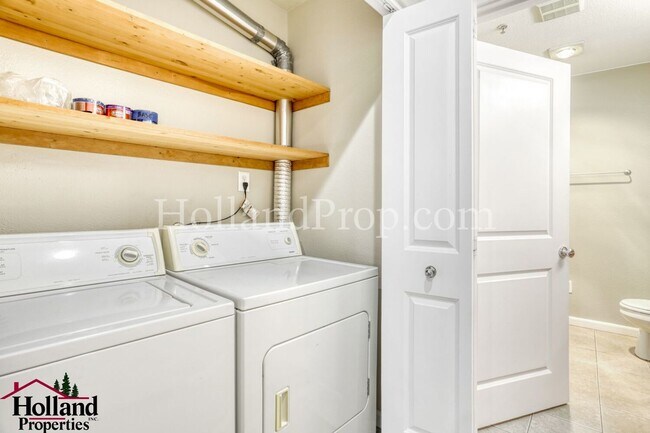 Building Photo - Elegant One-Bedroom Condo with Natural Light & Prime Location