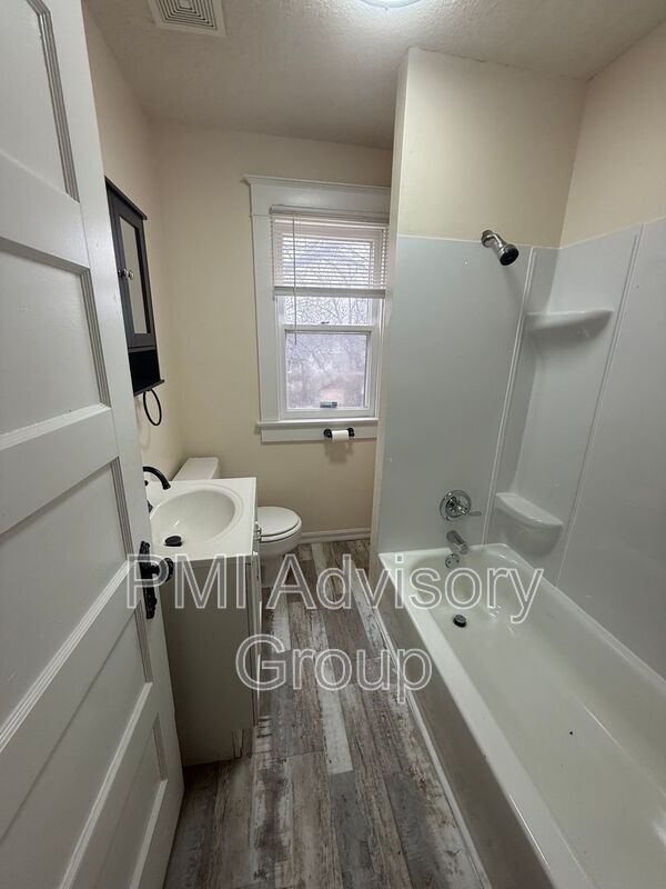 Building Photo - 734 SW Lindenwood Ave