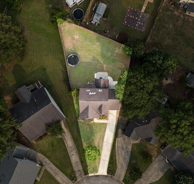 Building Photo - 2044 Shoreline Dr