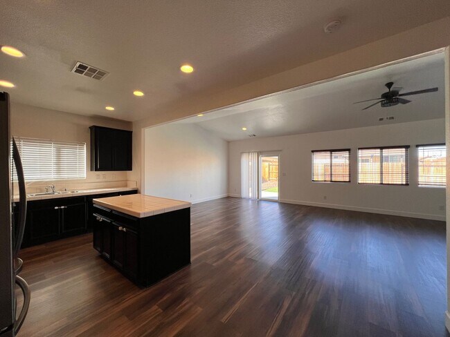 Building Photo - Luxurious 4 bedroom 3 bath family home in ...
