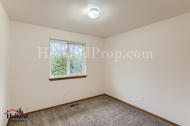 Building Photo - Lovely 3-Bedroom Hillsboro Home with A/C!